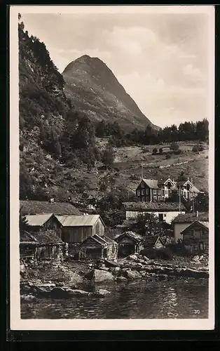 AK Geiranger, Die Siedlung am Ufer, Blick zum Berg hinauf