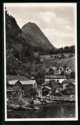 AK Geiranger, Die Siedlung am Ufer, Blick zum Berg hinauf