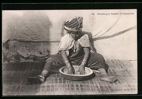 AK Mauresque faisant le Couscous