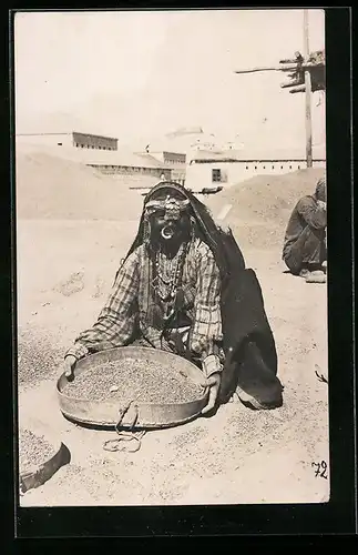 AK Arabische Frau in Tracht mit einem Sieb