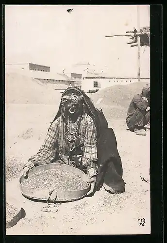 AK Arabische Frau in Tracht mit Sieb