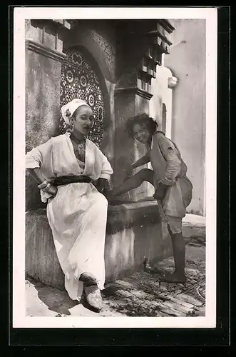 AK Pres de la fontaine, arabische Volkstypen