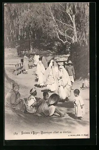 AK Alger, Mauresques allant au cimetiere