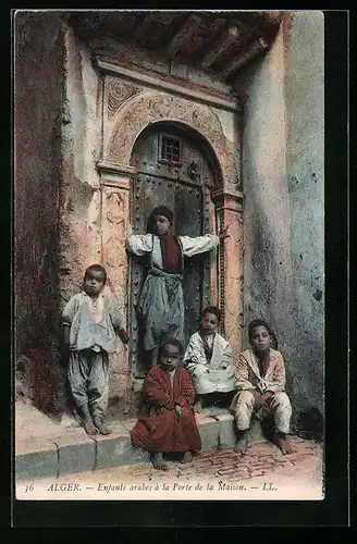 AK Alger, Enfants arabes a la Porte de la Maison