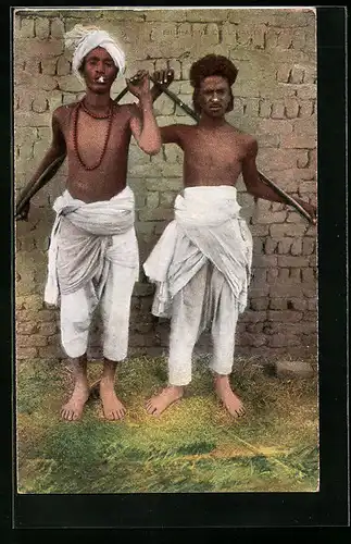 AK Zwei Kämpfer mit Stöcken und nacktem Oberkörper