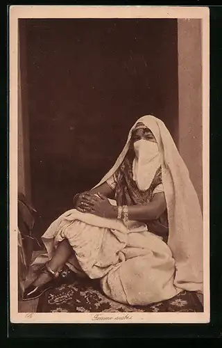 AK Junge Araberin, auf einem Teppich sitzend