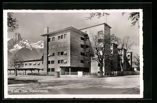 AK Thun, Dufourkaserne mit Strasse und Bergspitzen