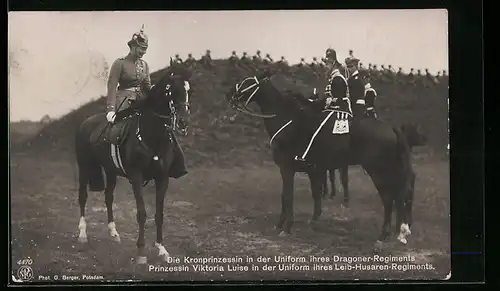 AK Kronprinzessin Cecilie und Prinzessin Viktoria Luise in Uniformen zu Pferde