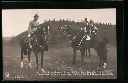 AK Kronprinzessin Cecilie und Prinzessin Viktoria Luise in Dragoner- und Husaren-Uniformen zu Pferde