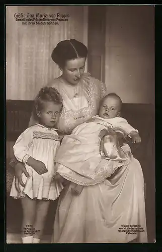 AK Gräfin Ina Maria von Ruppin, Gemählin des Prinzen Oscar von Preussen mit ihren Söhnen