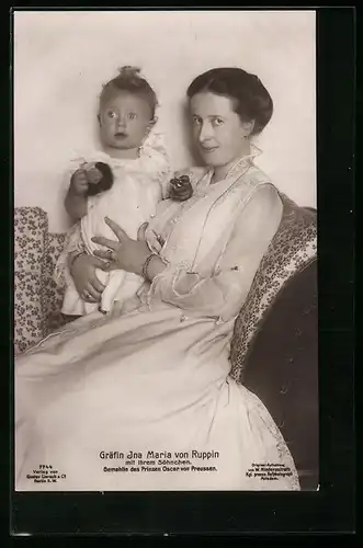AK Gräfin Ina Maria von Ruppin mit ihrem Sohn im Arm