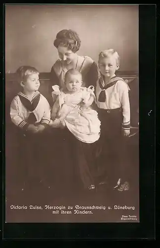 AK Victoria Luise, Herzogin zu Braunschweig u. Lüneburg mit ihren Kindern