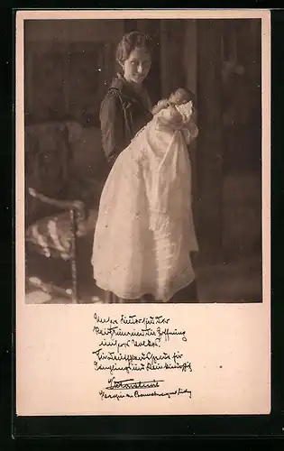 AK Victoria Luise Herzogin von Braunschweig mit ihrem Baby im Taufkleid