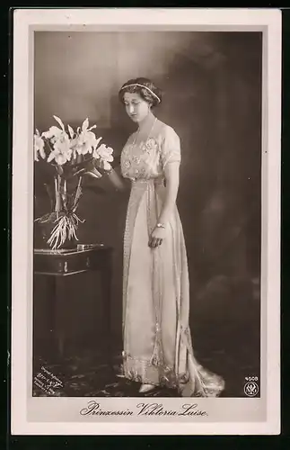 AK Prinzessin Viktoria Luise mit Blumen