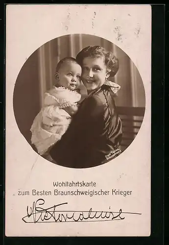AK Victoria Luise Herzogin von Braunschweig mit Baby im Arm