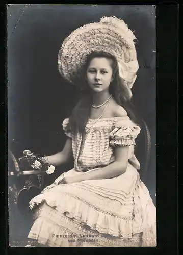 AK Prinzessin Victoria Luise von Preussen mit einem riesigen Hut