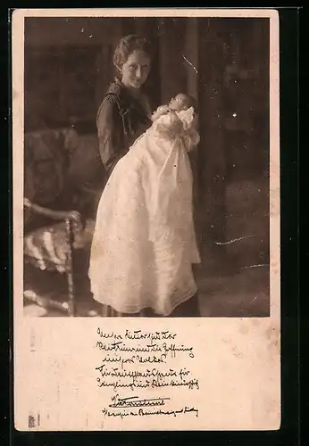 AK Victoria Luise Herzogin von Braunschweig mit ihrem Baby im Taufkleid