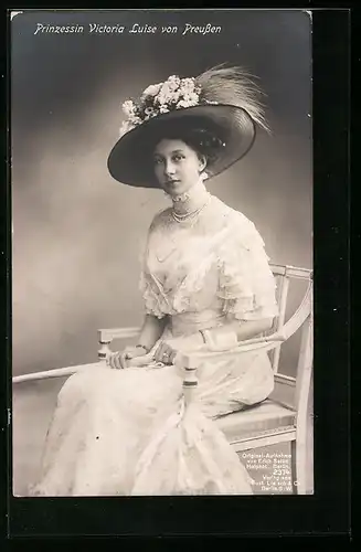 AK Prinzessin Victoria Luise von Preussen sitzt auf einem Stuhl