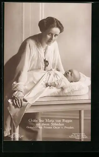 AK Gräfin Ina Maria von Ruppin mit ihrem Söhnchen als Säugling