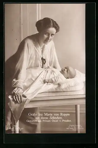 AK Gräfin Ina Maria von Ruppin mit ihrem Söhnchen als Säugling