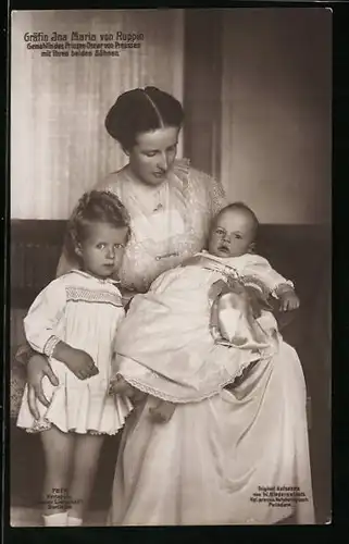 AK Gräfin Ina Maria von Ruppin, Gemahlin von Prinz Oskar von Preussen mit Söhnen