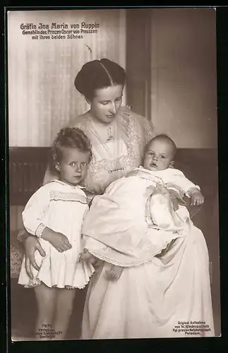 AK Gräfin Ina Maria von Ruppin, Gemahlin von Prinz Oskar von Preussen mit Söhnen