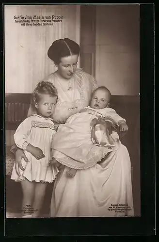 AK Gräfin Ina Maria von Ruppin, Gemahlin von Prinz Oskar von Preussen mit Söhnen