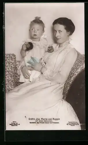 AK Gräfin Ina Maria von Ruppin, Gemahlin von Prinz Oskar von Preussen mit Sohn