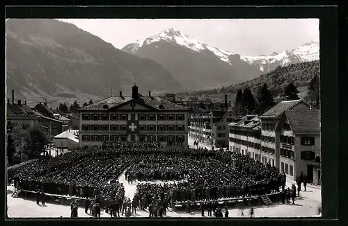 AK Glarus, Ortspartie mit Menschenversammlung