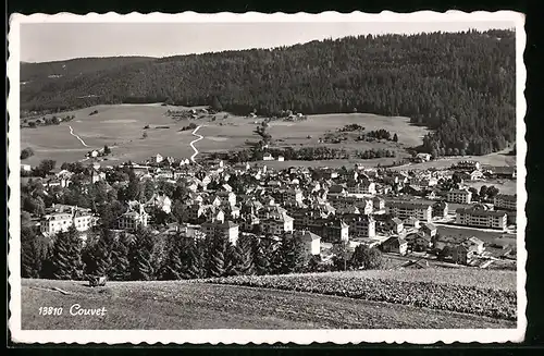 AK Couvet, Gesamtansicht mit Stadt und Wald