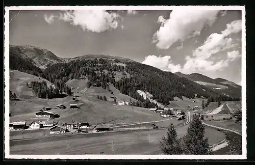 AK Frauenkirch bei Davos, Ortsansicht mit Bergen