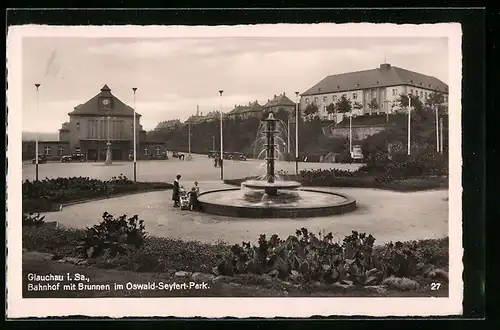 AK Glauchau i. Sa., Bahnhof mit Brunnen im Oswald-Seyfert-Park