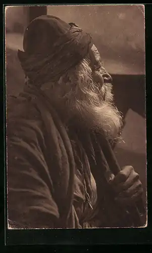 AK Alter Mann blickt versonnen in die Ferne