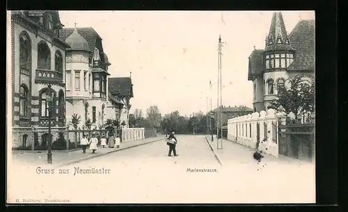 AK Neumünster, Marienstrasse mit Türmchenvillen, Kindergruppe und Passant