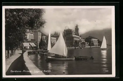 AK Gardone-Riviera, Ortsansicht, Segelboote auf dem Gardasee