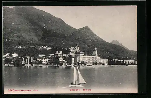 AK Gardone-Riviera, Blick über das Wasser auf den Ort