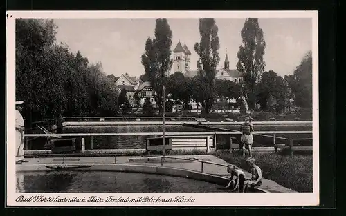 AK Bad Klosterlausnitz i. Thür., Freibad mit Blick auf die Kirche