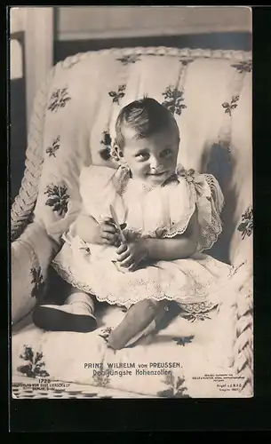 AK Prinz Wilhelm im Kleidchen auf einem Sessel