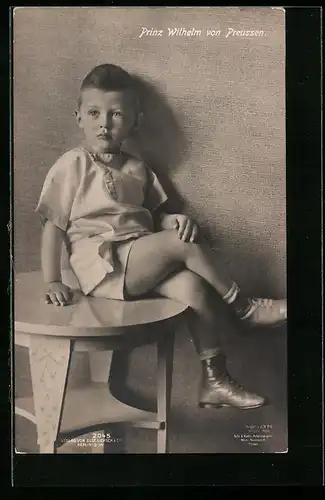 AK Prinz Wilhelm, auf einem Tisch sitzend