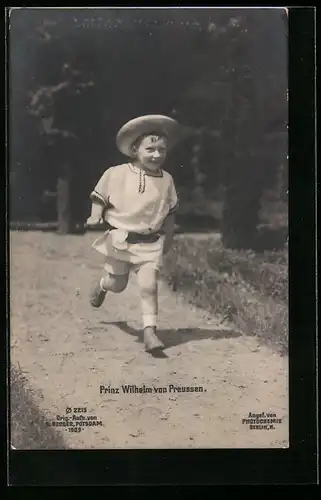 AK Prinz Wilhelm beim fröhlichen Lauf durch einen Park