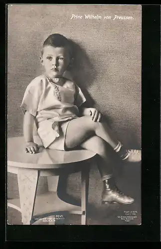 AK Prinz Wilhelm als Knabe mit übereinander geschlagenen Beinen
