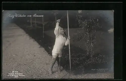 AK Prinz Wilhelm als Kind auf einem Parkweg