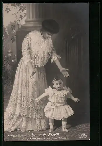 AK Der erste Schritt, Kronprinzessin Cecilie mit ihrem Sohn
