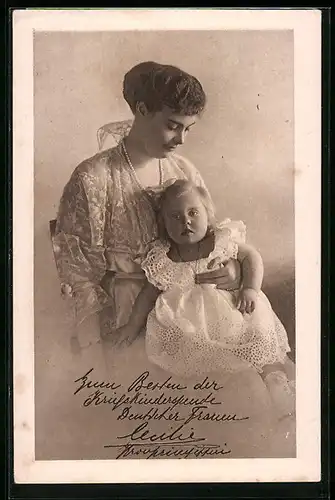 AK Kronprinzessin Cecilie mit ihrer Tochter auf dem Schoss