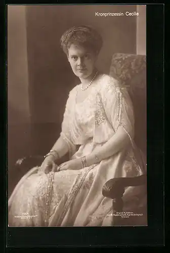 AK Kronprinzessin Cecilie im Kleid mit Halskette