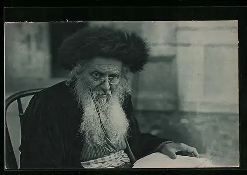 AK Ein Rabbi mit Zwicker liest ein Buch
