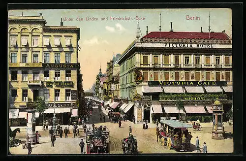 AK Berlin, Victoria Café & Geschäfte Unter den Linden Ecke Friedrich-Strasse mit Pferdebahn