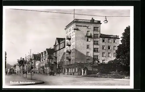 AK Rastatt, Bahnhofstrasse mit Schloss-Hotel