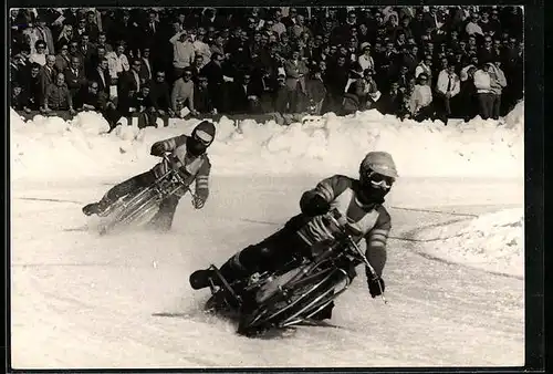 AK Eis-Speedway Rennen, Fahrer legen sich in die Kurve