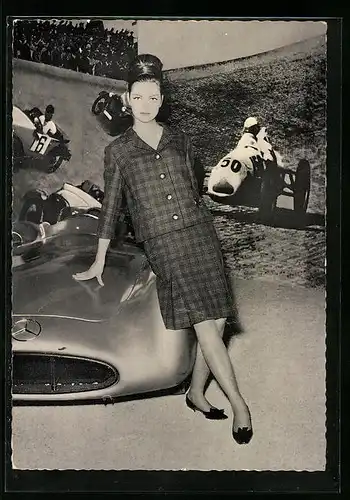 AK Frau posiert vor einem Mercedes-Rennwagen